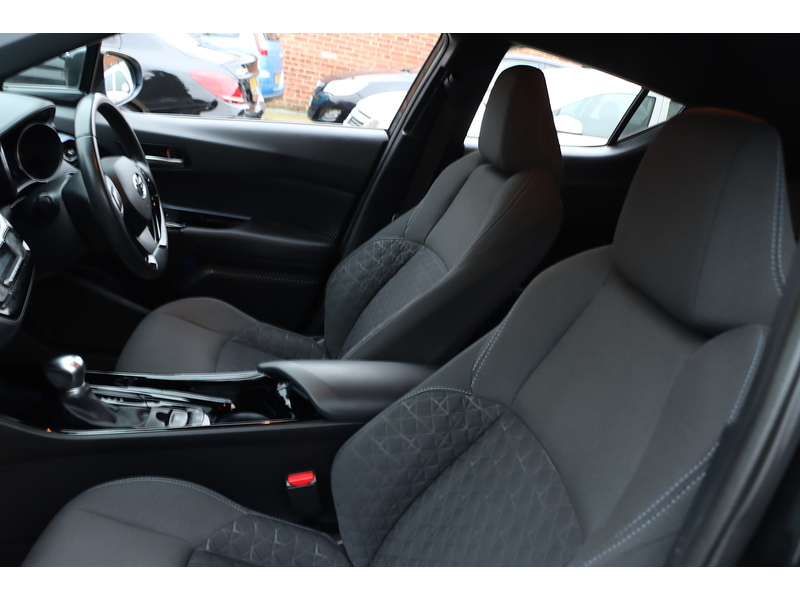 Toyota 1.8 VVT-H DESIGN SUV 5DR PETROL HYBRID CVT AUTO HEATED SEATS SAT NAV BLUETOOTH DAB STEREO REAR CAMERA PARKING AIDS JUST 2 OWNERS ONLY 65000 MILES FSH 72-74 Mitcham Road