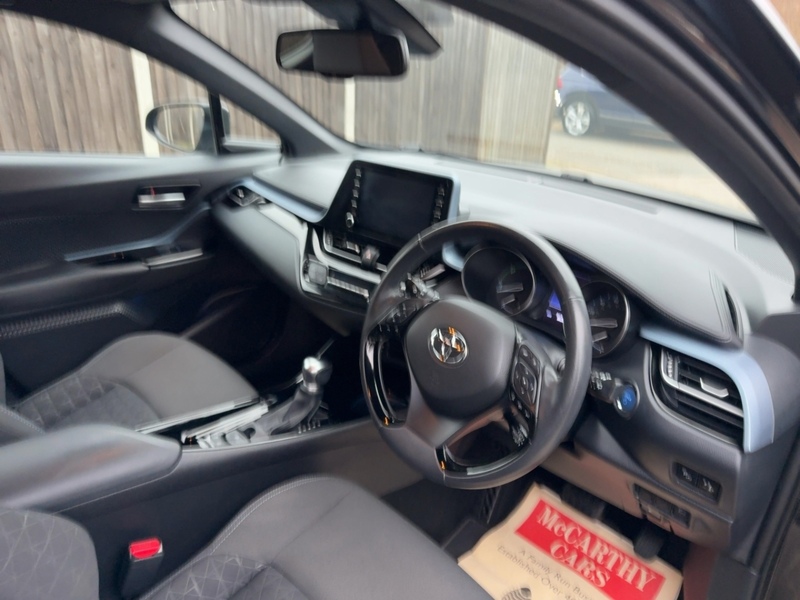 Toyota 1.8 VVT-H DESIGN SUV 5DR PETROL HYBRID CVT AUTO HEATED SEATS SAT NAV BLUETOOTH DAB STEREO REAR CAMERA PARKING AIDS JUST 2 OWNERS ONLY 65000 MILES FSH 72-74 Mitcham Road