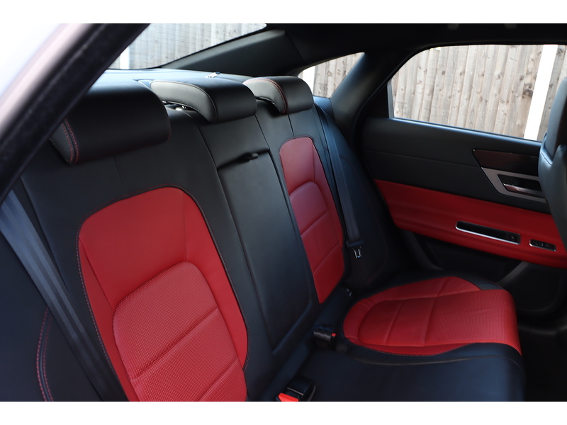 Jaguar 2.0I R-SPORT SALOON 4DR PETROL AUTO HEATED SEATS SATELLITE NAVIGATION BLUETOOTH DAB STEREO USB INPUT PARKING AIDS ONLY 40000 MILES SH NO ULEZ CHARGE 72-74 Mitcham Road