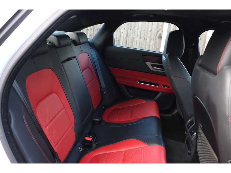 Jaguar 2.0I R-SPORT SALOON 4DR PETROL AUTO HEATED SEATS SATELLITE NAVIGATION BLUETOOTH DAB STEREO USB INPUT PARKING AIDS ONLY 40000 MILES SH NO ULEZ CHARGE 72-74 Mitcham Road