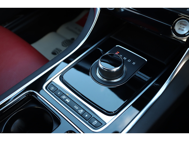 Jaguar 2.0I R-SPORT SALOON 4DR PETROL AUTO HEATED SEATS SATELLITE NAVIGATION BLUETOOTH DAB STEREO USB INPUT PARKING AIDS ONLY 40000 MILES SH NO ULEZ CHARGE 72-74 Mitcham Road