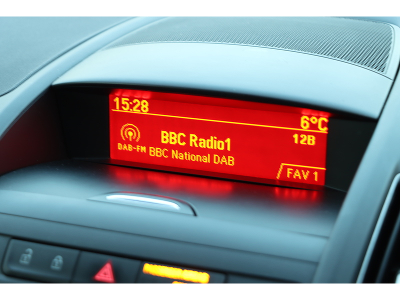 Vauxhall 1.8 16V EXCLUSIV MPV 5DR PETROL MANUAL 7 SEATER CD PLAYER DAB STEREO USB INPUT PARKING AIDS SAME OWNER FOR 3 YEARS ONLY 76000 MILES SH NO ULEZ CHARGE 72-74 Mitcham Road