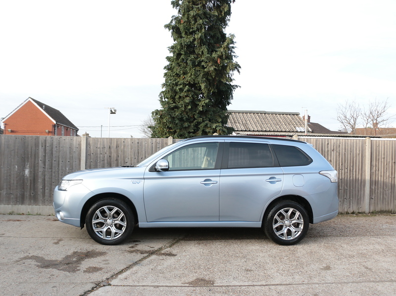 Mitsubishi 2.0 PHEV GX 3H ESTATE SEMI PETROL/ELECTRIC AUTO BLUETOOTH STEREO CD PLAYER PARKING AIDS SAME OWNER FOR 3 YEARS SH JUST £20 ROAD TAX NO ULEZ CHARGE 72-74 Mitcham Road