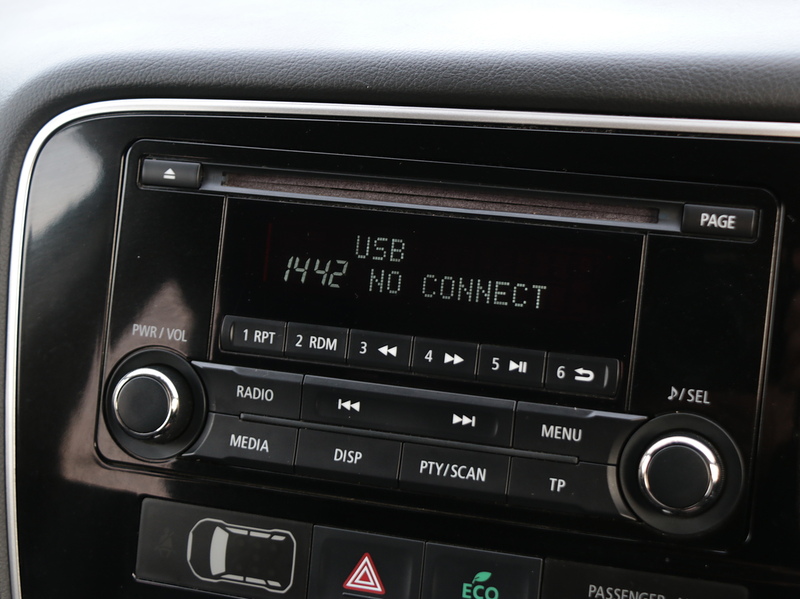 Mitsubishi 2.0 PHEV GX 3H ESTATE SEMI PETROL/ELECTRIC AUTO BLUETOOTH STEREO CD PLAYER PARKING AIDS SAME OWNER FOR 3 YEARS SH JUST £20 ROAD TAX NO ULEZ CHARGE 72-74 Mitcham Road