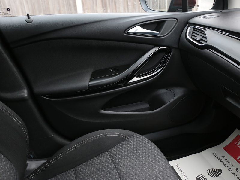 Vauxhall 1.4I TURBO SRI HATCHBACK 5DR PETROL AUTO SAT NAV BLUETOOTH DAB STEREO APPLE CARPLAY PARKING AIDS JUST 2 OWNERS ONLY 56000 MILES SH NO ULEZ CHARGE 72-74 Mitcham Road