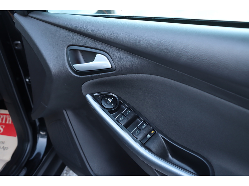 Ford 1.6 Titanium Navigator Hatchback 5dr Petrol Powershift Euro 5 (125 ps) 72-74 Mitcham Road