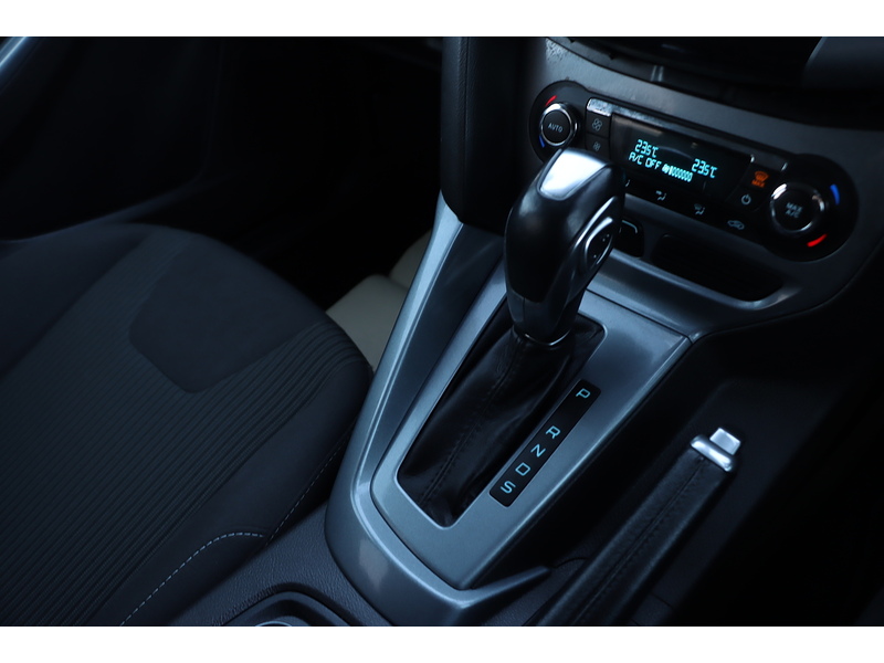 Ford 1.6 Titanium Navigator Hatchback 5dr Petrol Powershift Euro 5 (125 ps) 72-74 Mitcham Road