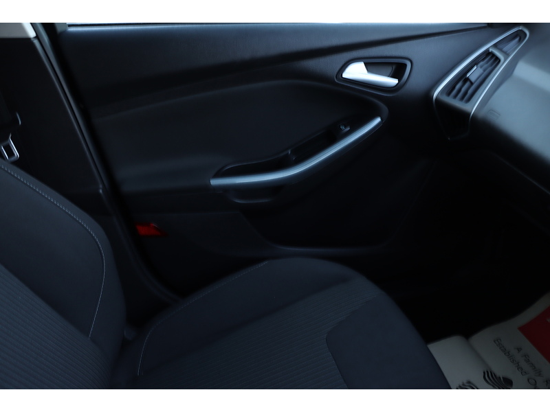 Ford 1.6 Titanium Navigator Hatchback 5dr Petrol Powershift Euro 5 (125 ps) 72-74 Mitcham Road