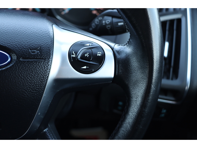 Ford 1.6 Titanium Navigator Hatchback 5dr Petrol Powershift Euro 5 (125 ps) 72-74 Mitcham Road