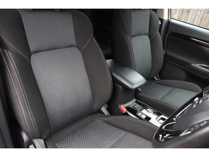 Mitsubishi 2.0 MIVEC DESIGN SUV 5DR PETROL CVT 4WD AUTO 7 SEATER HEATED SEATS SAT NAV BLUETOOTH DAB STEREO APPLE CARPLAY REAR CAMERA JUST 1 OWNER 20000 MILES FSH 72-74 Mitcham Road