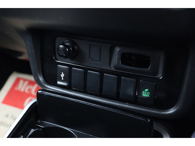 Mitsubishi 2.0 MIVEC DESIGN SUV 5DR PETROL CVT 4WD AUTO 7 SEATER HEATED SEATS SAT NAV BLUETOOTH DAB STEREO APPLE CARPLAY REAR CAMERA JUST 1 OWNER 20000 MILES FSH 72-74 Mitcham Road