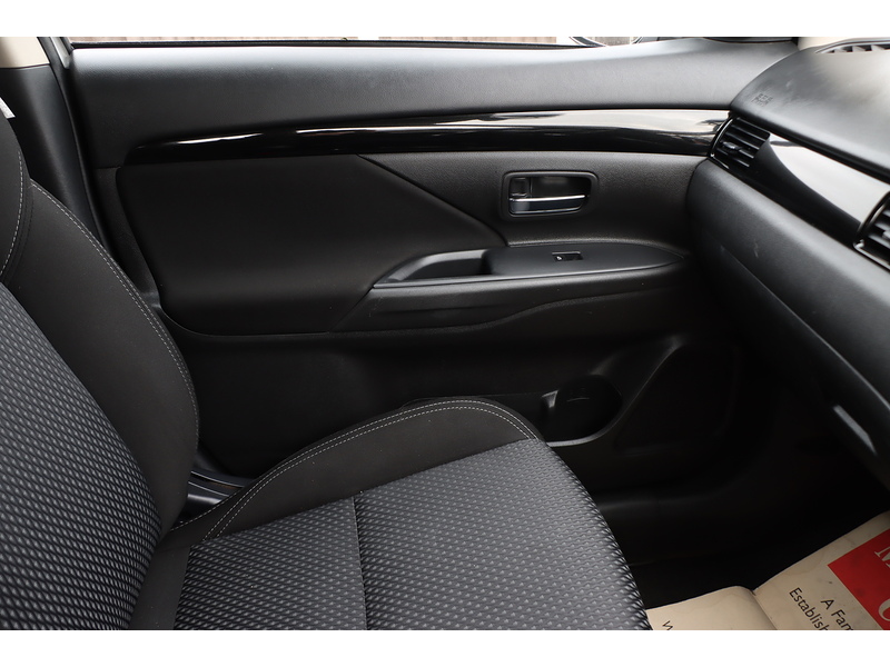 Mitsubishi 2.0 MIVEC DESIGN SUV 5DR PETROL CVT 4WD AUTO 7 SEATER HEATED SEATS SAT NAV BLUETOOTH DAB STEREO APPLE CARPLAY REAR CAMERA JUST 1 OWNER 20000 MILES FSH 72-74 Mitcham Road