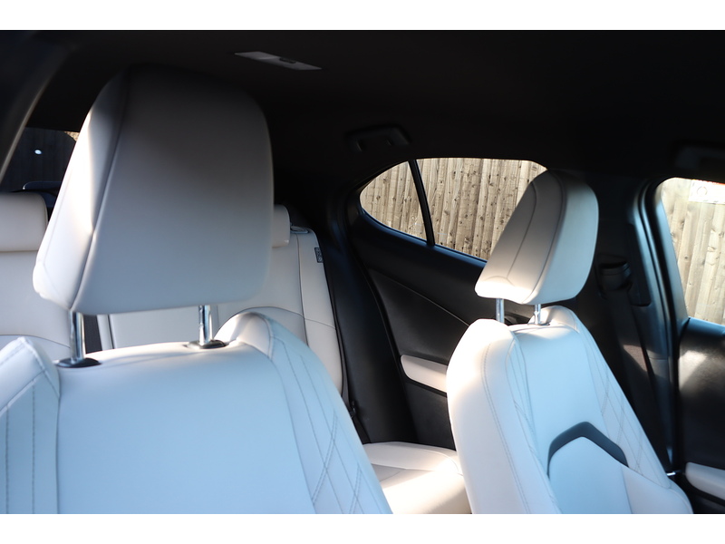 Lexus 250H 2.0 F SPORT DESIGN SUV 5DR PETROL HYBRID E-CVT AUTO SAT NAV BLUETOOTH STEREO APPLE CARPLAY REAR CAMERA PARKING AIDS JUST 1 OWNER 62000 MILES FSH 72-74 Mitcham Road