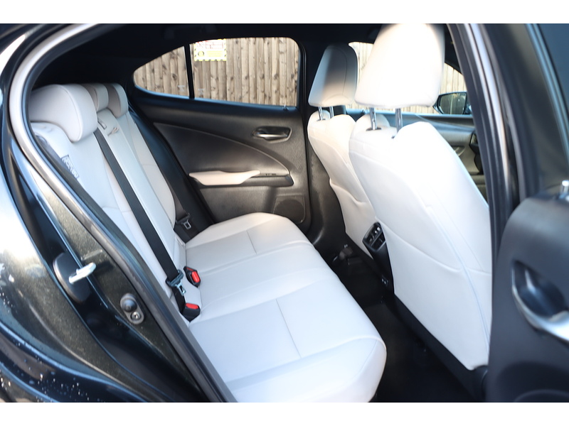 Lexus 250H 2.0 F SPORT DESIGN SUV 5DR PETROL HYBRID E-CVT AUTO SAT NAV BLUETOOTH STEREO APPLE CARPLAY REAR CAMERA PARKING AIDS JUST 1 OWNER 62000 MILES FSH 72-74 Mitcham Road