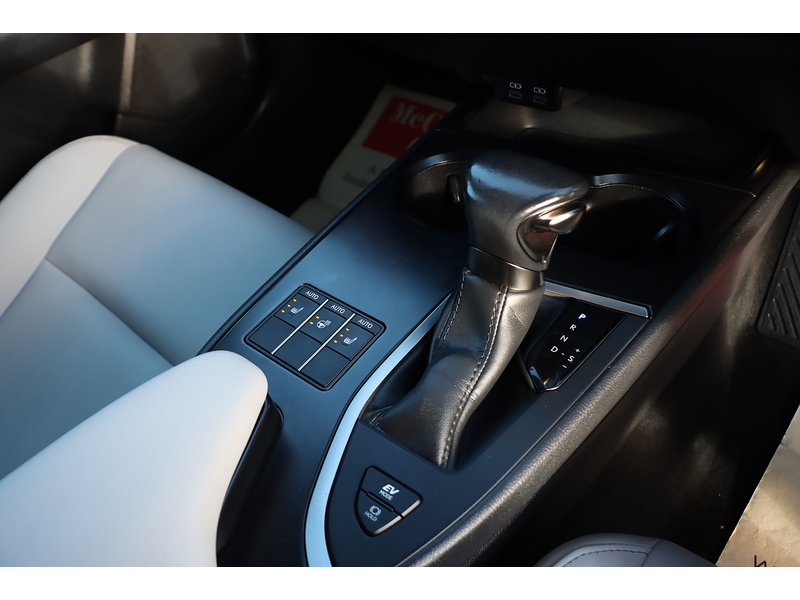 Lexus 250H 2.0 F SPORT DESIGN SUV 5DR PETROL HYBRID E-CVT AUTO SAT NAV BLUETOOTH STEREO APPLE CARPLAY REAR CAMERA PARKING AIDS JUST 1 OWNER 62000 MILES FSH 72-74 Mitcham Road