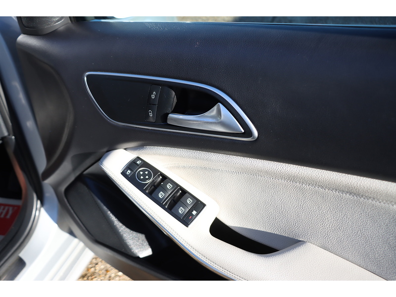 Mercedes-Benz A180 1.6 SPORT HATCHBACK 5DR PETROL 7G-DCT AUTO SAT NAV BLUETOOTH DAB STEREO APPLE CARPLAY PARKING AIDS SAME OWNER FOR 8 YEARS ONLY 55000 MILES FSH 72-74 Mitcham Road