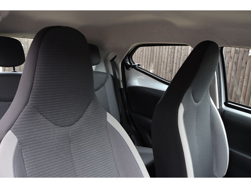 Toyota 1.0 VVT-I X-PLAY HATCHBACK 5DR PETROL X-SHIFT AUTO SAT NAV BLUETOOTH DAB STEREO APPLE CARPLAY REAR CAMERA JUST 1 OWNER FROM NEW ONLY 10000 MILES FSH 72-74 Mitcham Road