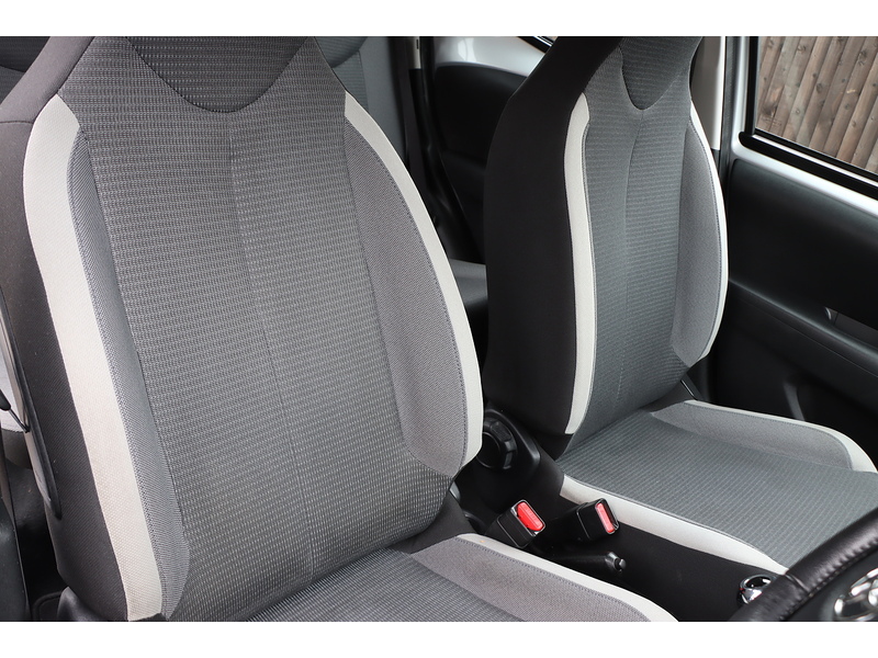 Toyota 1.0 VVT-I X-PLAY HATCHBACK 5DR PETROL X-SHIFT AUTO SAT NAV BLUETOOTH DAB STEREO APPLE CARPLAY REAR CAMERA JUST 1 OWNER FROM NEW ONLY 10000 MILES FSH 72-74 Mitcham Road