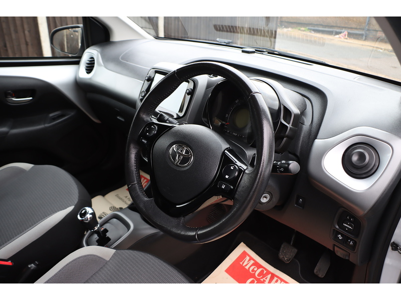 Toyota 1.0 VVT-I X-PLAY HATCHBACK 5DR PETROL X-SHIFT AUTO SAT NAV BLUETOOTH DAB STEREO APPLE CARPLAY REAR CAMERA JUST 1 OWNER FROM NEW ONLY 10000 MILES FSH 72-74 Mitcham Road