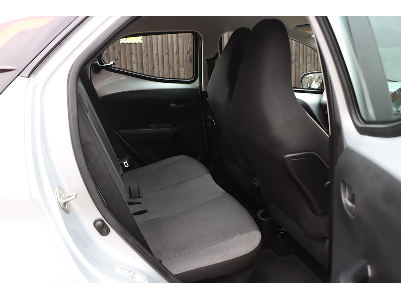 Toyota 1.0 VVT-I X-PLAY HATCHBACK 5DR PETROL X-SHIFT AUTO SAT NAV BLUETOOTH DAB STEREO APPLE CARPLAY REAR CAMERA JUST 1 OWNER FROM NEW ONLY 10000 MILES FSH 72-74 Mitcham Road