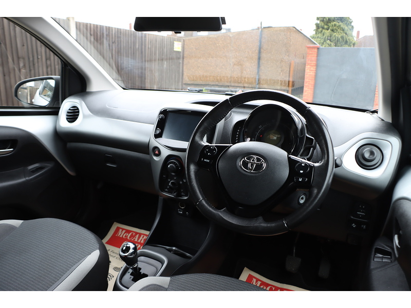 Toyota 1.0 VVT-I X-PLAY HATCHBACK 5DR PETROL X-SHIFT AUTO SAT NAV BLUETOOTH DAB STEREO APPLE CARPLAY REAR CAMERA JUST 1 OWNER FROM NEW ONLY 10000 MILES FSH 72-74 Mitcham Road