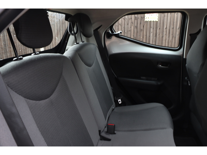 Toyota 1.0 VVT-I X-PLAY HATCHBACK 5DR PETROL X-SHIFT AUTO SAT NAV BLUETOOTH DAB STEREO APPLE CARPLAY REAR CAMERA JUST 1 OWNER FROM NEW ONLY 10000 MILES FSH 72-74 Mitcham Road