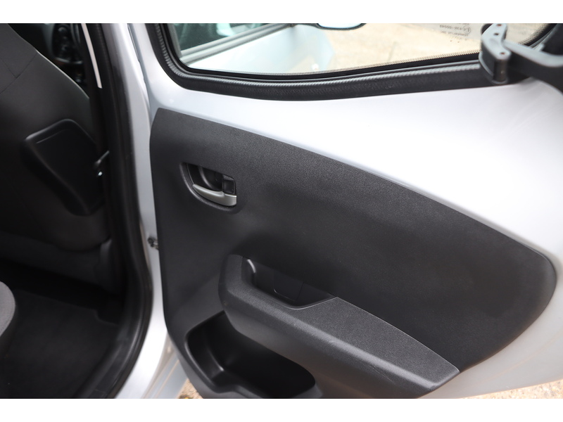 Toyota 1.0 VVT-I X-PLAY HATCHBACK 5DR PETROL X-SHIFT AUTO SAT NAV BLUETOOTH DAB STEREO APPLE CARPLAY REAR CAMERA JUST 1 OWNER FROM NEW ONLY 10000 MILES FSH 72-74 Mitcham Road