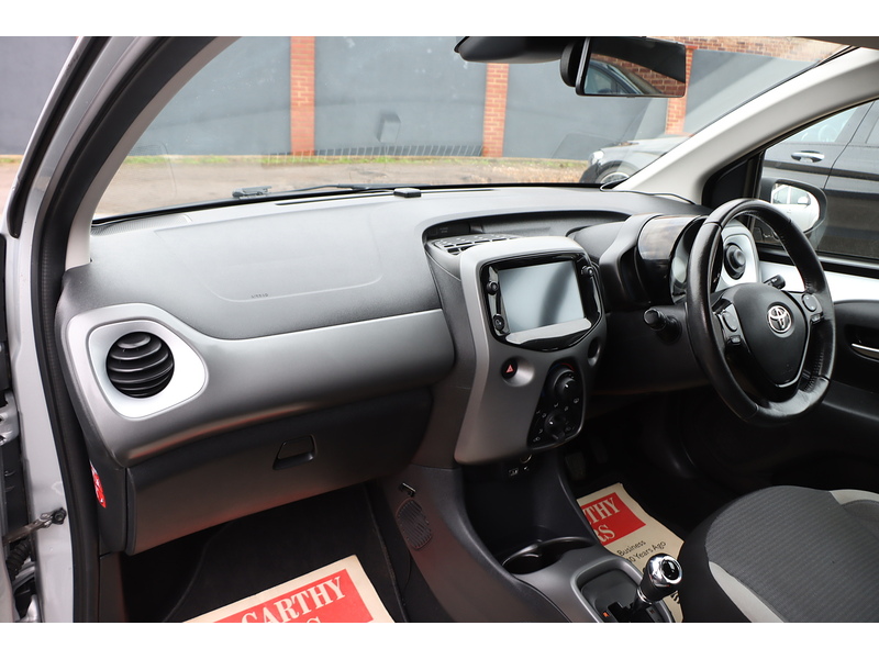 Toyota 1.0 VVT-I X-PLAY HATCHBACK 5DR PETROL X-SHIFT AUTO SAT NAV BLUETOOTH DAB STEREO APPLE CARPLAY REAR CAMERA JUST 1 OWNER FROM NEW ONLY 10000 MILES FSH 72-74 Mitcham Road