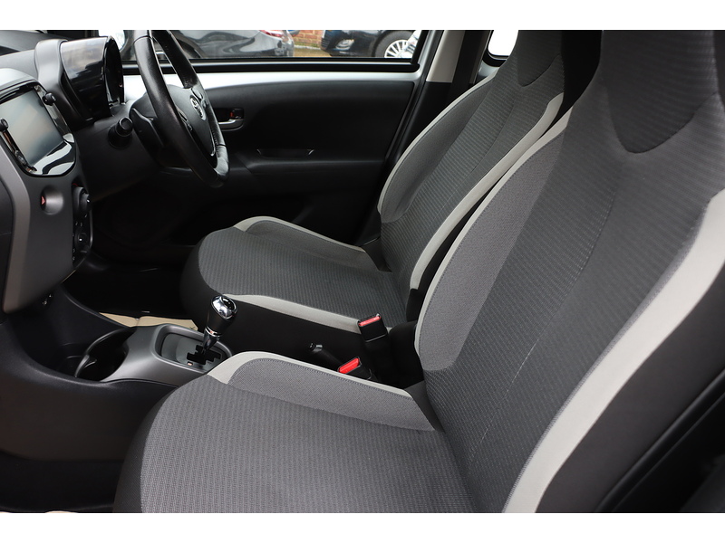 Toyota 1.0 VVT-I X-PLAY HATCHBACK 5DR PETROL X-SHIFT AUTO SAT NAV BLUETOOTH DAB STEREO APPLE CARPLAY REAR CAMERA JUST 1 OWNER FROM NEW ONLY 10000 MILES FSH 72-74 Mitcham Road