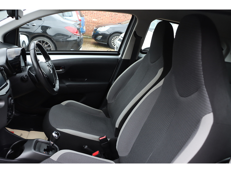 Toyota 1.0 VVT-I X-PLAY HATCHBACK 5DR PETROL X-SHIFT AUTO SAT NAV BLUETOOTH DAB STEREO APPLE CARPLAY REAR CAMERA JUST 1 OWNER FROM NEW ONLY 10000 MILES FSH 72-74 Mitcham Road