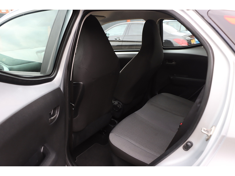 Toyota 1.0 VVT-I X-PLAY HATCHBACK 5DR PETROL X-SHIFT AUTO SAT NAV BLUETOOTH DAB STEREO APPLE CARPLAY REAR CAMERA JUST 1 OWNER FROM NEW ONLY 10000 MILES FSH 72-74 Mitcham Road