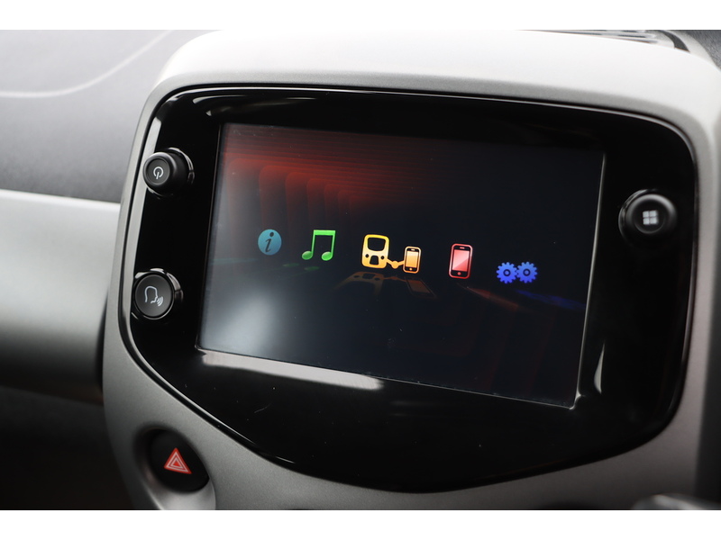 Toyota 1.0 VVT-I X-PLAY HATCHBACK 5DR PETROL X-SHIFT AUTO SAT NAV BLUETOOTH DAB STEREO APPLE CARPLAY REAR CAMERA JUST 1 OWNER FROM NEW ONLY 10000 MILES FSH 72-74 Mitcham Road