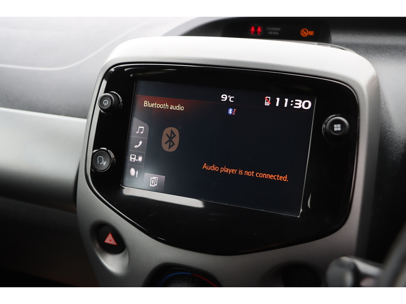 Toyota 1.0 VVT-I X-PLAY HATCHBACK 5DR PETROL X-SHIFT AUTO SAT NAV BLUETOOTH DAB STEREO APPLE CARPLAY REAR CAMERA JUST 1 OWNER FROM NEW ONLY 10000 MILES FSH 72-74 Mitcham Road