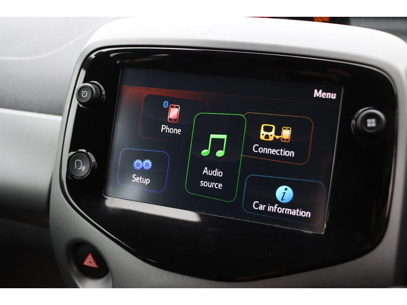 Toyota 1.0 VVT-I X-PLAY HATCHBACK 5DR PETROL X-SHIFT AUTO SAT NAV BLUETOOTH DAB STEREO APPLE CARPLAY REAR CAMERA JUST 1 OWNER FROM NEW ONLY 10000 MILES FSH 72-74 Mitcham Road