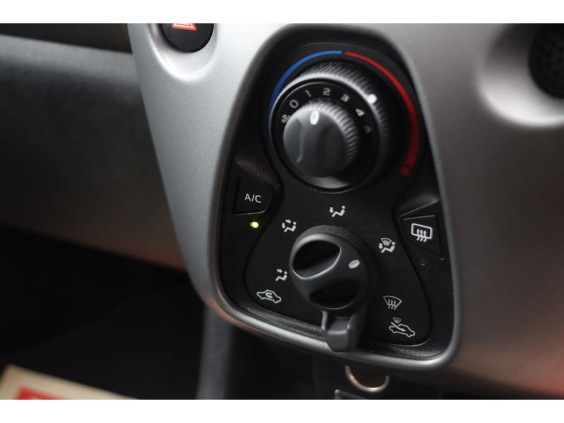 Toyota 1.0 VVT-I X-PLAY HATCHBACK 5DR PETROL X-SHIFT AUTO SAT NAV BLUETOOTH DAB STEREO APPLE CARPLAY REAR CAMERA JUST 1 OWNER FROM NEW ONLY 10000 MILES FSH 72-74 Mitcham Road