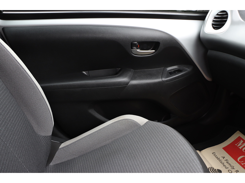 Toyota 1.0 VVT-I X-PLAY HATCHBACK 5DR PETROL X-SHIFT AUTO SAT NAV BLUETOOTH DAB STEREO APPLE CARPLAY REAR CAMERA JUST 1 OWNER FROM NEW ONLY 10000 MILES FSH 72-74 Mitcham Road