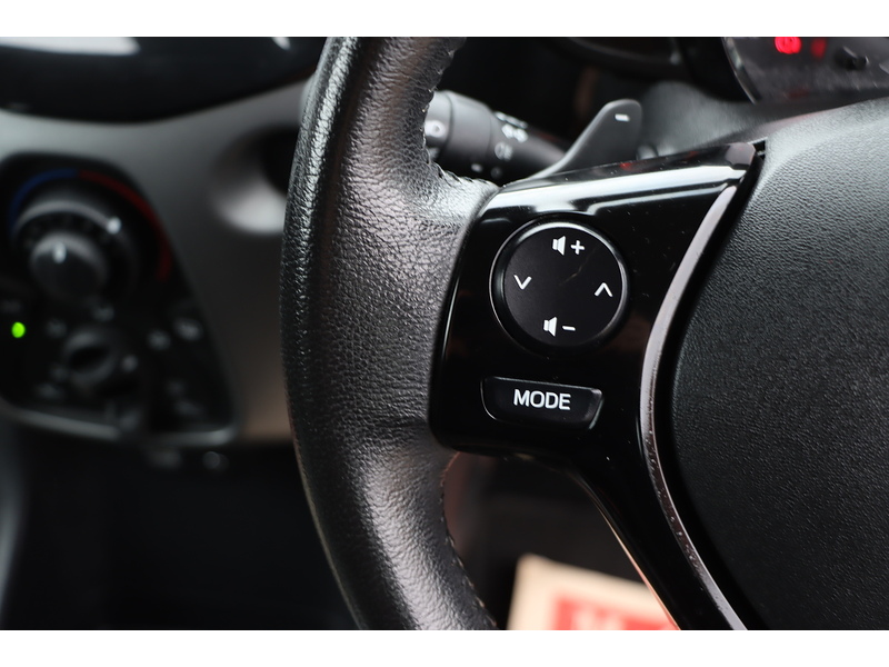 Toyota 1.0 VVT-I X-PLAY HATCHBACK 5DR PETROL X-SHIFT AUTO SAT NAV BLUETOOTH DAB STEREO APPLE CARPLAY REAR CAMERA JUST 1 OWNER FROM NEW ONLY 10000 MILES FSH 72-74 Mitcham Road