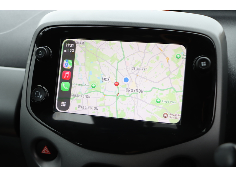 Toyota 1.0 VVT-I X-PLAY HATCHBACK 5DR PETROL X-SHIFT AUTO SAT NAV BLUETOOTH DAB STEREO APPLE CARPLAY REAR CAMERA JUST 1 OWNER FROM NEW ONLY 10000 MILES FSH 72-74 Mitcham Road