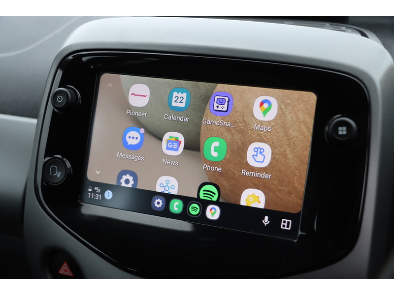 Toyota 1.0 VVT-I X-PLAY HATCHBACK 5DR PETROL X-SHIFT AUTO SAT NAV BLUETOOTH DAB STEREO APPLE CARPLAY REAR CAMERA JUST 1 OWNER FROM NEW ONLY 10000 MILES FSH 72-74 Mitcham Road