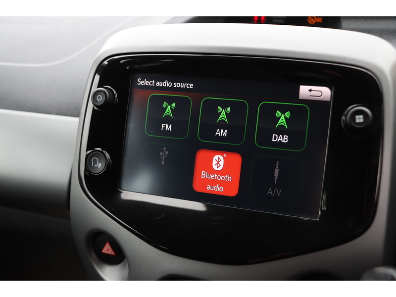 Toyota 1.0 VVT-I X-PLAY HATCHBACK 5DR PETROL X-SHIFT AUTO SAT NAV BLUETOOTH DAB STEREO APPLE CARPLAY REAR CAMERA JUST 1 OWNER FROM NEW ONLY 10000 MILES FSH 72-74 Mitcham Road