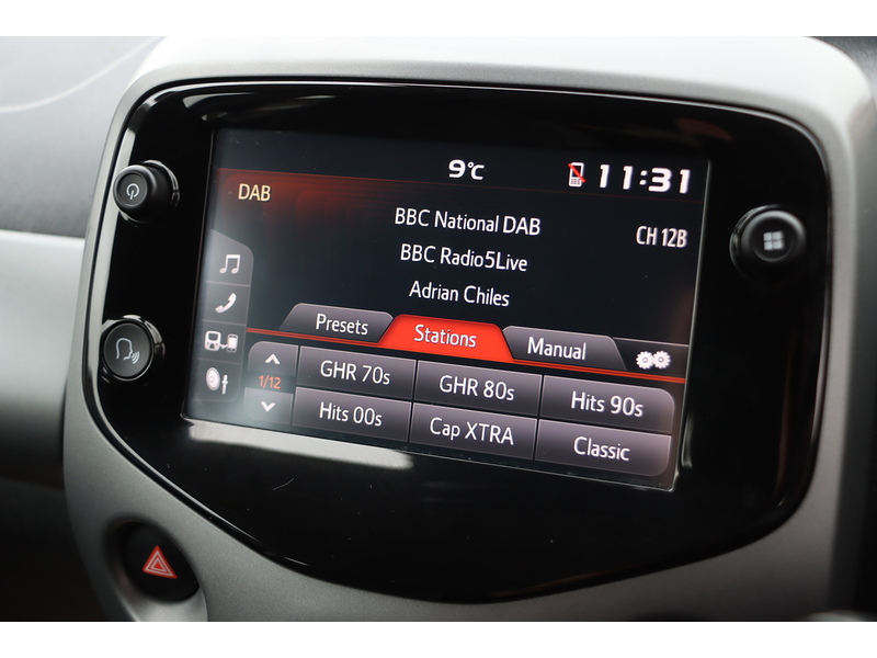 Toyota 1.0 VVT-I X-PLAY HATCHBACK 5DR PETROL X-SHIFT AUTO SAT NAV BLUETOOTH DAB STEREO APPLE CARPLAY REAR CAMERA JUST 1 OWNER FROM NEW ONLY 10000 MILES FSH 72-74 Mitcham Road