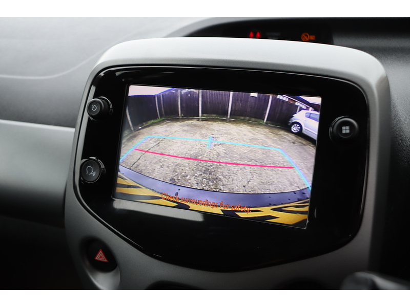 Toyota 1.0 VVT-I X-PLAY HATCHBACK 5DR PETROL X-SHIFT AUTO SAT NAV BLUETOOTH DAB STEREO APPLE CARPLAY REAR CAMERA JUST 1 OWNER FROM NEW ONLY 10000 MILES FSH 72-74 Mitcham Road