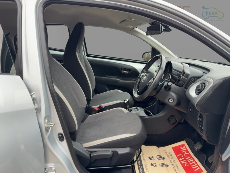 Toyota 1.0 VVT-I X-PLAY HATCHBACK 5DR PETROL X-SHIFT AUTO SAT NAV BLUETOOTH DAB STEREO APPLE CARPLAY REAR CAMERA JUST 1 OWNER FROM NEW ONLY 10000 MILES FSH 72-74 Mitcham Road