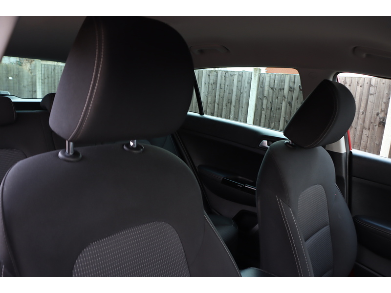 Kia 1.6 T-GDI 2 SUV 5DR PETROL AWD MANUAL HEATED SEATS SAT NAV BLUETOOTH DAB STEREO APPLE CARPLAY REAR CAMERA PARKING AIDS 40000 MILES SH NO ULEZ CHARGE 72-74 Mitcham Road