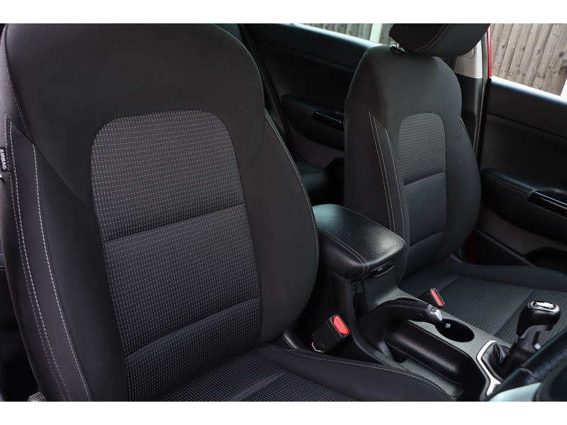 Kia 1.6 T-GDI 2 SUV 5DR PETROL AWD MANUAL HEATED SEATS SAT NAV BLUETOOTH DAB STEREO APPLE CARPLAY REAR CAMERA PARKING AIDS 40000 MILES SH NO ULEZ CHARGE 72-74 Mitcham Road