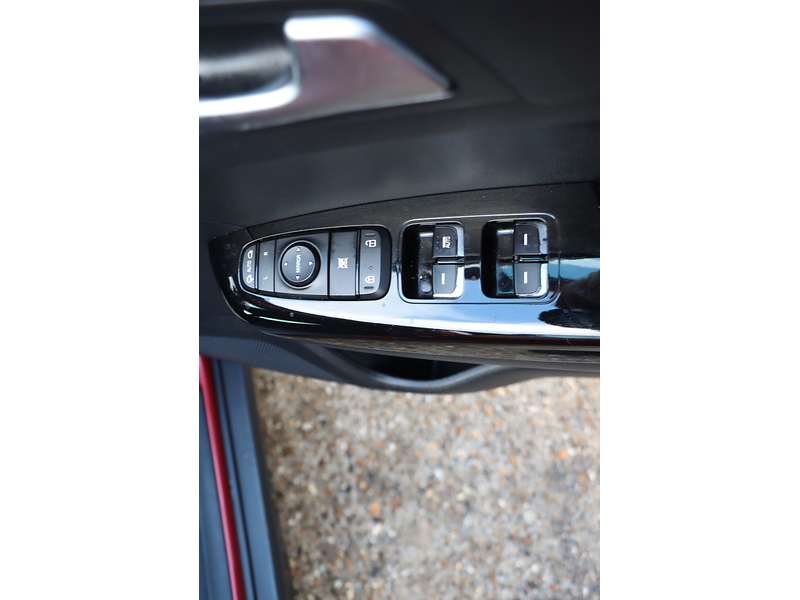 Kia 1.6 T-GDI 2 SUV 5DR PETROL AWD MANUAL HEATED SEATS SAT NAV BLUETOOTH DAB STEREO APPLE CARPLAY REAR CAMERA PARKING AIDS 40000 MILES SH NO ULEZ CHARGE 72-74 Mitcham Road