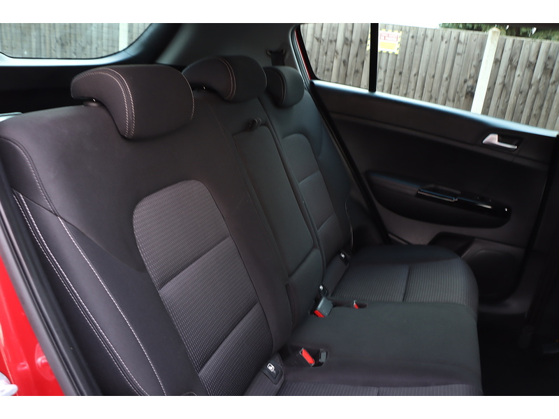 Kia 1.6 T-GDI 2 SUV 5DR PETROL AWD MANUAL HEATED SEATS SAT NAV BLUETOOTH DAB STEREO APPLE CARPLAY REAR CAMERA PARKING AIDS 40000 MILES SH NO ULEZ CHARGE 72-74 Mitcham Road