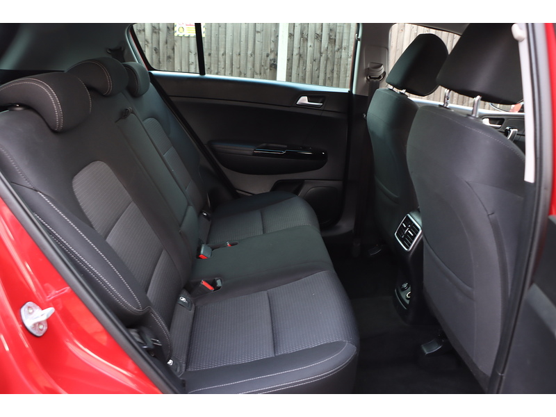 Kia 1.6 T-GDI 2 SUV 5DR PETROL AWD MANUAL HEATED SEATS SAT NAV BLUETOOTH DAB STEREO APPLE CARPLAY REAR CAMERA PARKING AIDS 40000 MILES SH NO ULEZ CHARGE 72-74 Mitcham Road