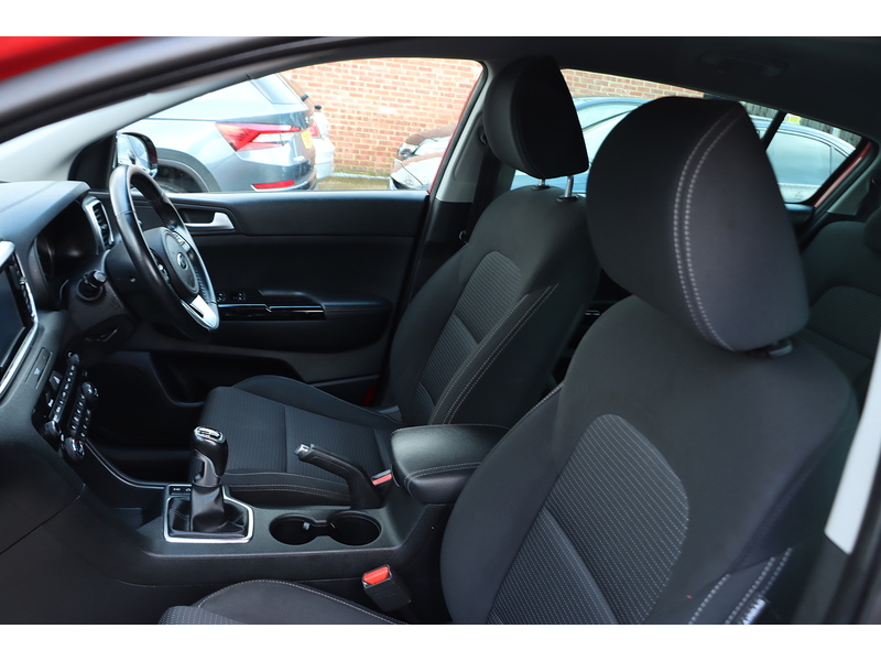 Kia 1.6 T-GDI 2 SUV 5DR PETROL AWD MANUAL HEATED SEATS SAT NAV BLUETOOTH DAB STEREO APPLE CARPLAY REAR CAMERA PARKING AIDS 40000 MILES SH NO ULEZ CHARGE 72-74 Mitcham Road