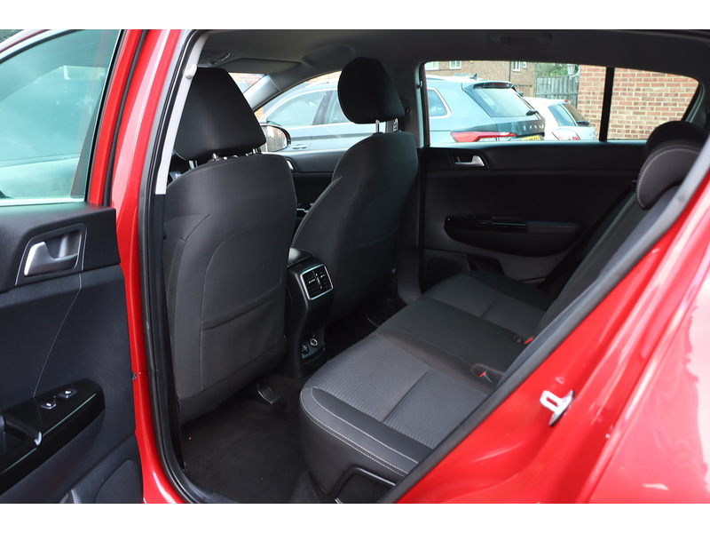 Kia 1.6 T-GDI 2 SUV 5DR PETROL AWD MANUAL HEATED SEATS SAT NAV BLUETOOTH DAB STEREO APPLE CARPLAY REAR CAMERA PARKING AIDS 40000 MILES SH NO ULEZ CHARGE 72-74 Mitcham Road